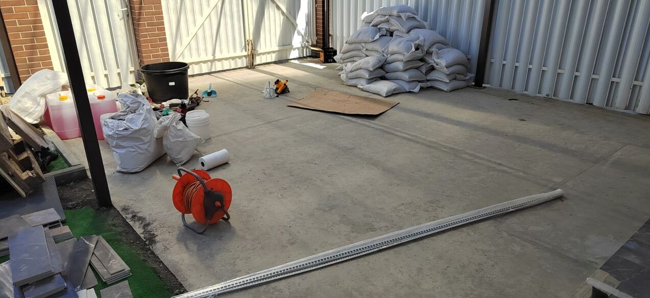 Vorbereitung des Beton- oder Zement-Sand-Estrichs für Steinteppiche